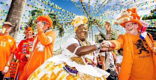 Torcedores da Holanda colorem de laranja as ruas do Pelourinho, em Salvador |