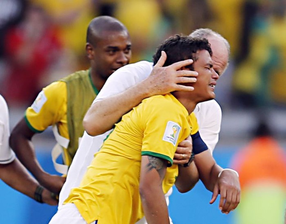 Felipão consola Thiago Silva no jogo com o Chile: para psicóloga Regina Brandão, faltou tempo para trabalhar o lado emocional da seleção | Albari Rosa / Gazeta do Povo