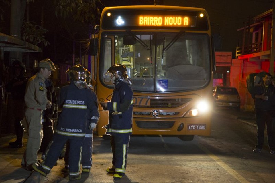 No Sítio Cercado, o ônibus da linha Bairro Novo estava parado em um ponto quando seis pessoas subiram e tentaram atear fogo com os passageiros dentro | Lineu Filho / Tribuna / Agência de Notícias Gazeta do Povo