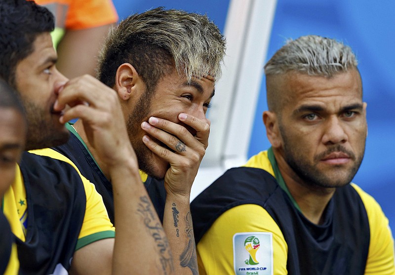 Daniel Alves observa do banco a derrota para a Holanda por 3 a 0: lateral-direito não vê problema em um treinador estrangeiro na seleção brasileira | Reuters