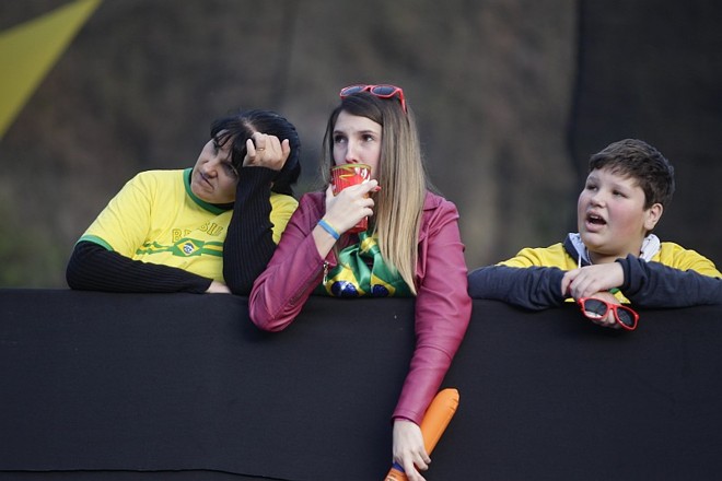 Torcedores acompanharam com aflição a derrota para a Holanda por 3 a 0 na Fan Fest de Curitiba |