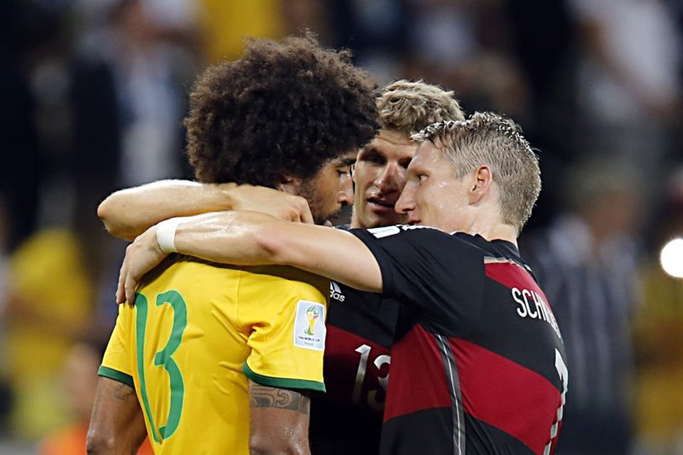Companheiros no Bayern de Munique, Müller e Schweinsteiger confortam Dante | Albari Rosa