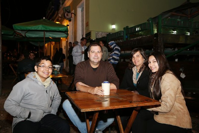 Cobrança dos filhos: Talvez a percepção do perigo de associar álcool e direção esteja mais presente em quem é mais jovem. Pelo menos é o que acontece na família Mapurunga: são os filhos Julia, de 15 anos, e Gabriel, de 13 anos, que reclamam com o pai, o contador Carlos Mapurunga, de 50 anos, se ele bebe e dirige. A família, que é de Fortaleza e passou parte das férias de julho no Paraná, conta que mudou alguns hábitos. A mãe, Andrea Mapurunga, de 43 anos, é a motorista oficial da família quando eles saem: para o marido beber, ela fica só na água. Mapurunga ainda conta que em Fortaleza, um reflexo da Lei Seca foi a migração de muitos bares que ficavam na orla da cidade para bairros, o que garante a frequência dos moradores da cidade, incluindo ele mesmo.