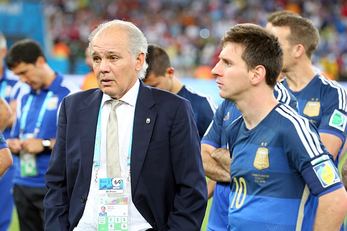 O técnico Alejandro Sabella e Messi no jogo contra Alemanha pela Copa do Mundo. | EFE/EPA/SRDJAN SUKI