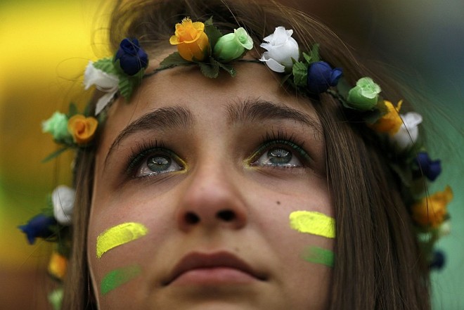 Torcedora brasileira acompanha a partida no Mané Garrincha |