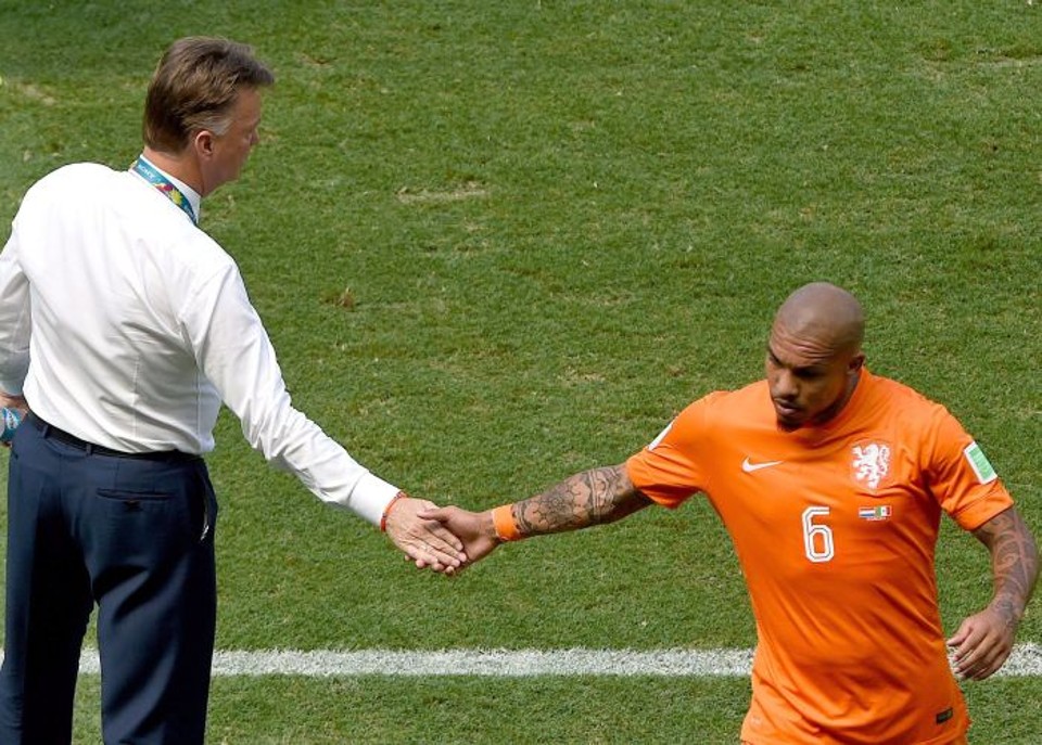 De Jong é cumprimentado por Van Gaal durante substitituição na partida contra o México | Reuters