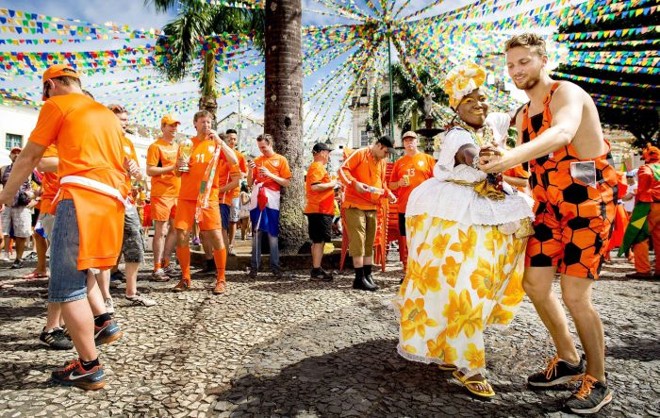 Torcedores da Holanda colorem de laranja as ruas do Pelourinho, em Salvador |