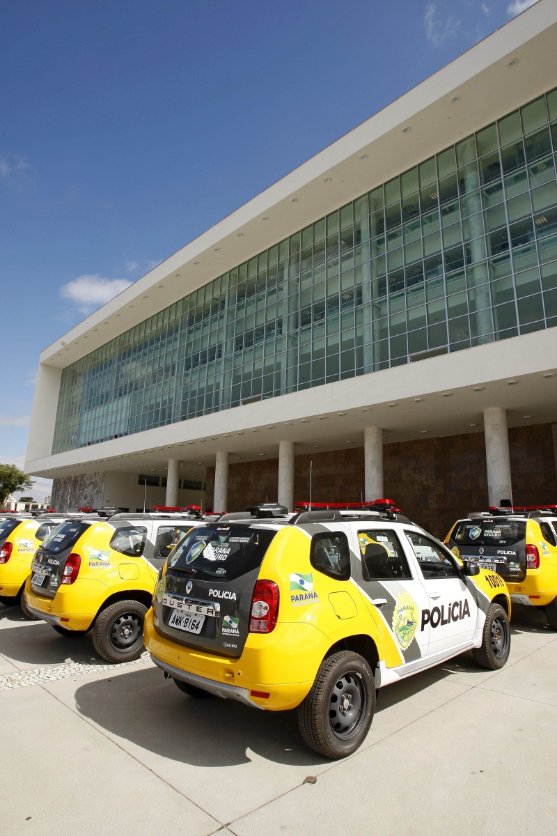 Viaturas policiais em frente do Palácio Iguaçu: estado busca empréstimo do BID para o Programa Paraná Seguro | Antônio More/ Gazeta do Povo