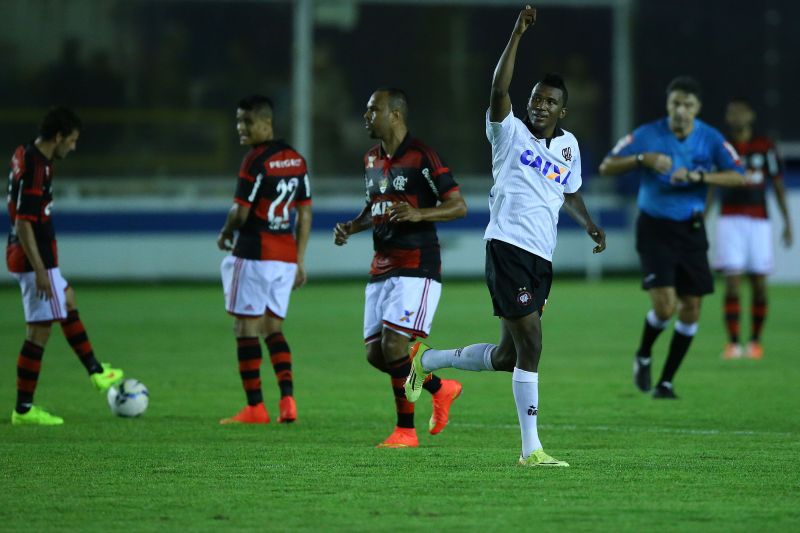 Douglas Coutinho celebra o primeiro gol atleticano na vitória diante do Flamengo | Fernando Soutello / Agif / Folhapress