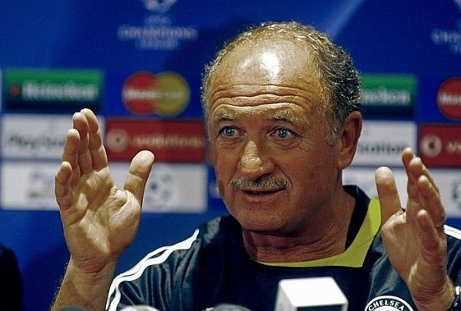 2008/9  Derrubado pelo vestiário:Felipão teve uma grande oportunidade na Europa ao treinar o Chelsea. Porém, durou pouco mais de sete meses no comando do time inglês. O técnico brasileiro não conseguiu dominar o vestiário londrino, cheio de estrelas, e acabou demitido com campanha apenas mediana. | 