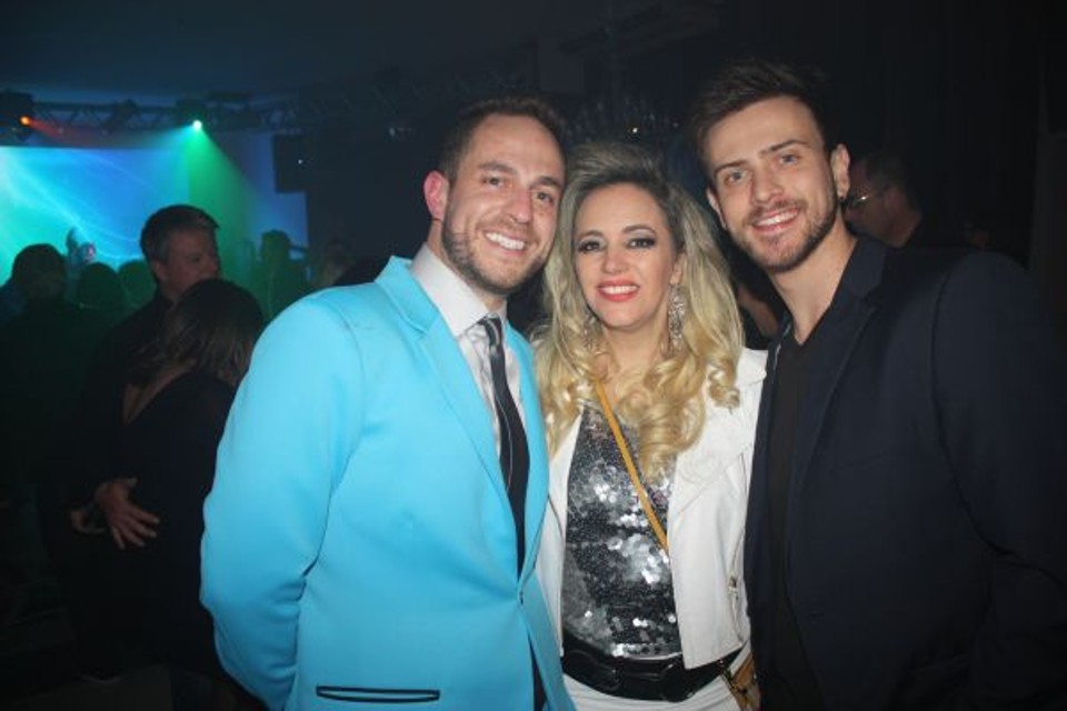 Zauri Junior (de azul), proprietário da ZAF Produções, com a advogada Lorena Schwartz e o ator Leonel Pizani na festa de seu aniversário no último sábado. A decoração recriou cenários de Hollywood com reproduções da estatueta do Oscar e tapete vermelho na entrada, além de uma homenagem ao Cassino do Chacrinha | Tiomkim