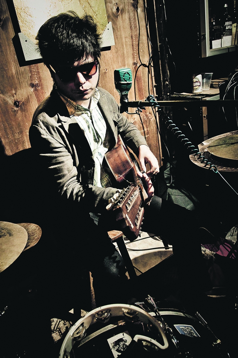 Com viola caipira, bateria, kazoo e vocal, o músico faz uma mistura de blues, rock e punk | Paulo Tristano/Divulgação