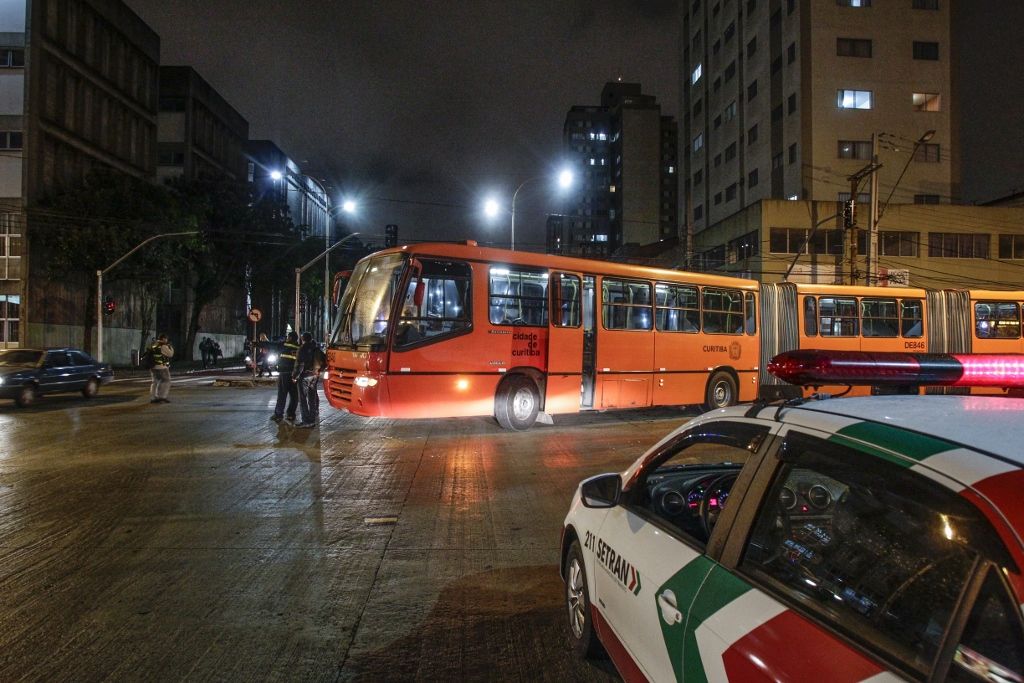Acidente ocorreu no cruzamento entre as Avenidas Sete de Setembro e Marechal Floriano Peixoto | Daniel Castellano/ Agência de Notícias Gazeta do Povo