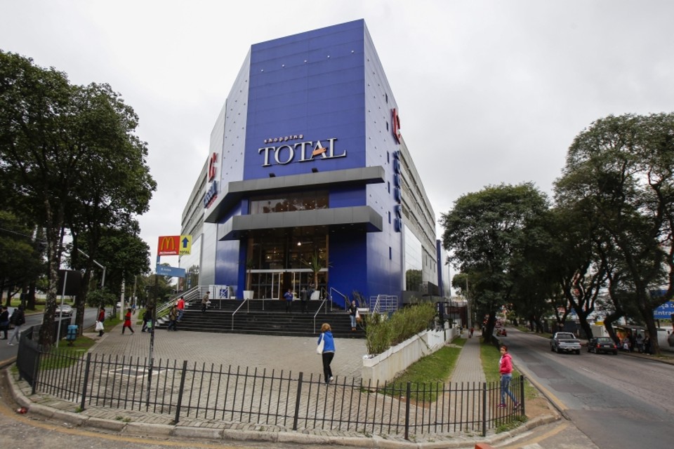 Área onde funciona o Shopping Total, que era antigamente um depósito da Hermes Macedo, está avaliada em R$ 120 milhões | Daniel Castellano/Gazeta do Povo