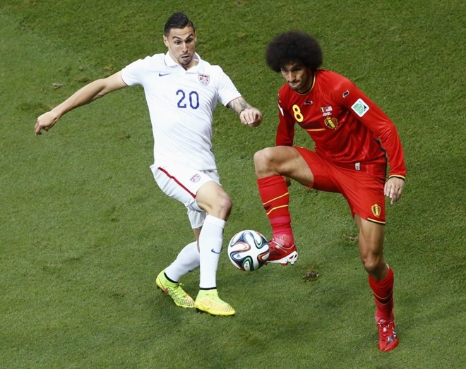 O americano Geoff Cameron briga pela posse de bola com o jogador da Bélgica Marouane Fellaini |