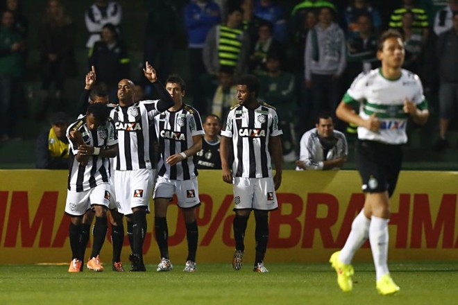 Thiago Heleno comemora o gol do Figueirense, marcado logo aos 5min do primeiro tempo | 