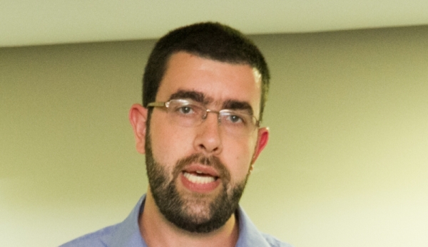 Bernardo PilottoNome completo: Bernardo Seixas PilottoNaturalidade: Rio de Janeiro (RJ)Formação: Ciências SociaisIdade: 30 anos Partido: PSolBiografia: Pilotto é assistente administrativo do Hospital das Clínicas e iniciou a militância política no movimento estudantil da UFPR. Foi candidato a deputado estadual em 2010, e a vereador em Curitiba em 2012.Limite de gastos da campanha: R$ 500 mil.Estratégias: Pilotto destaca o empenho da militância nas ruas. Buscamos o contato frente a frente com o eleitor para discutir propostas que os grandes candidatos não conseguem ter, diz. O candidato destaca que os poucos recursos para a campanha fazem parte de uma questão política. Os grandes candidatos gastam com muita bobagem  programas de TV, pessoas para carregar bandeiras... Nós temos uma grande militância que trabalha por amor à causa. | Annelize Torzetto/Divulgação