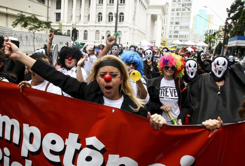 Servidores estaduais da saúde protestam por melhores condições de trabalho e mais investimentos na área: para conselheiro do Tribunal de Contas, governo do Paraná já vem demonstrando esforço para aumentar os repasses para o setor | André Rodrigues/Arquivo Gazeta do Povo