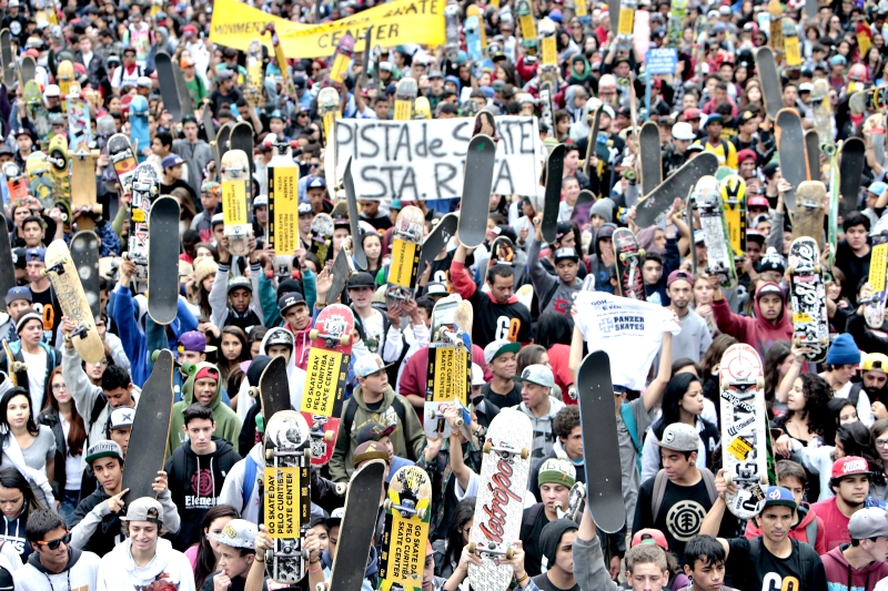 Milhares de skatistas tomaram as ruas de Curitiba para chamar atenção para o esporte | Cesar Machado/ Gazeta do Povo