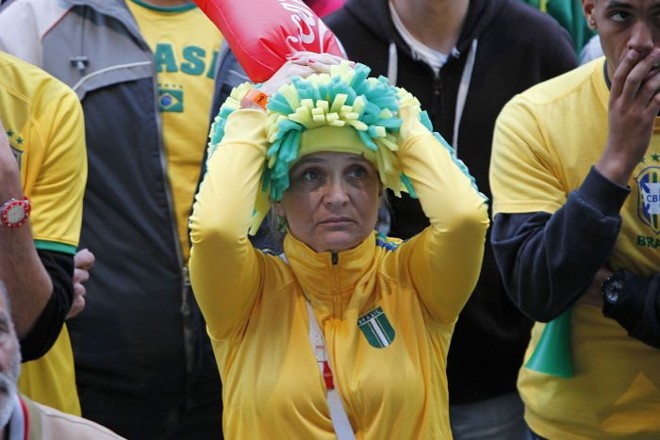 Torcedores na Pedreira Paulo Leminski sofrem com a goleada sofrida pelo Brasil para a Alemanha | 
