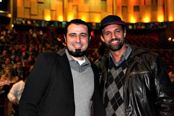 Octávio Nassur (de chapéu), idealizador e coordenador-geral do FIH2, Festival Internacional de Hip Hop de Curitiba, prestigiou a abertura do evento no Teatro Positivo Grande Auditório na última sexta-feira. Com ele na foto, gerente de Estratégia e Experiência de marca de O Boticário, Bruno Montejorge. O FIH2, encerrado no domingo, foi patrocinado pelo programa O Boticário na Dança | Gisele Koprowski