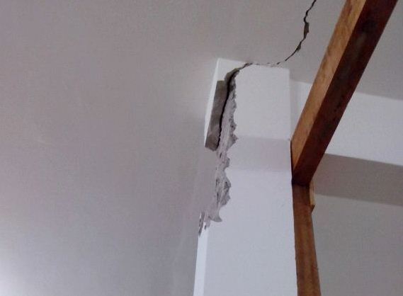 Rachadura próxima a coluna do vestiário. Bombeiros colocaram aparas para sustentar o anexo | Divulgação