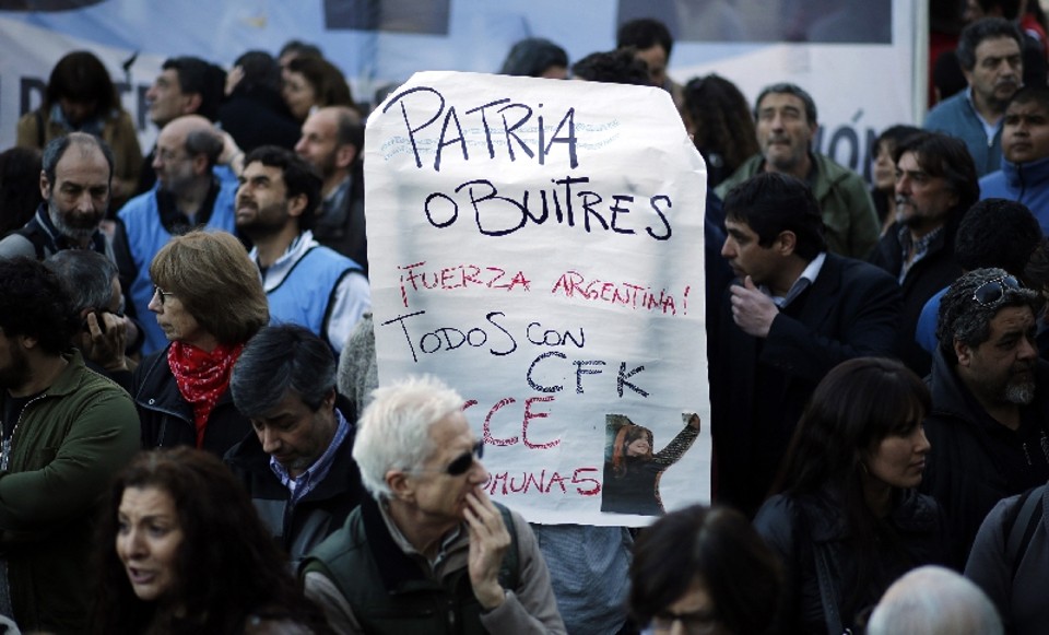 Argentinos se reuniram ontem em Buenos Aires para manifestações a favor do governo e contra os fundos abutres | Marcos Brindicci/Reuters
