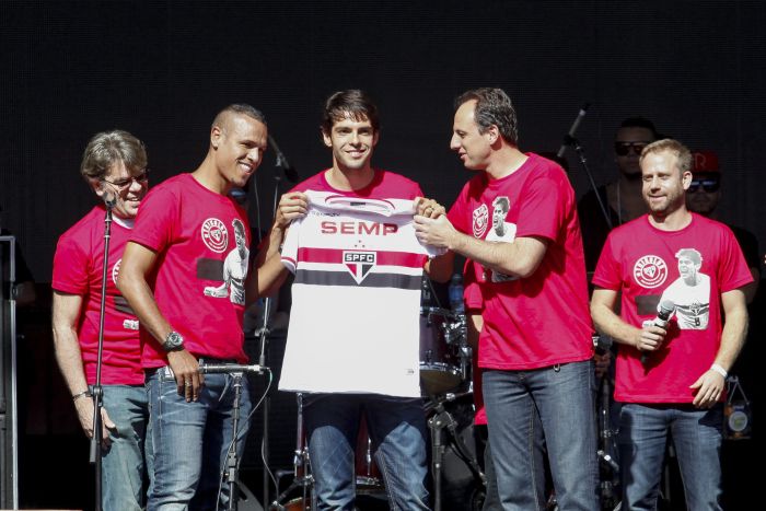 Kaká recebe das mãos de Luís Fabiano e Rogério Ceni a camisa do São Paulo no retorno ao Morumbi | Ale Frata/ Folhapress