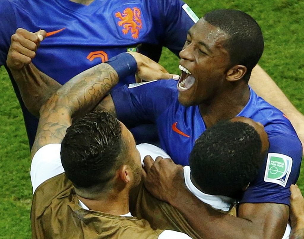 Gol de Wijnaldum, o terceiro da Holanda, deixou a Copa do Mundo de 2014 a apenas um de alcançar marca história de 1998