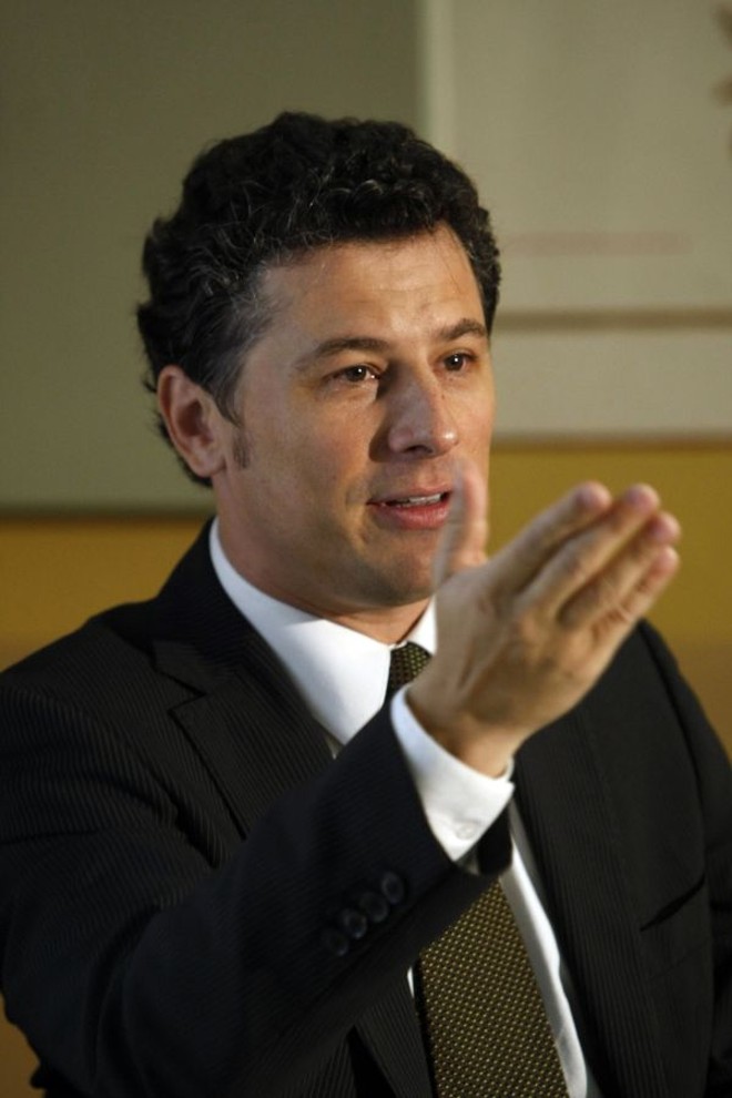 Ricardo Gomyde Nome completo: Ricardo Crachineski Gomyde Naturalidade: Ibaiti (PR) Formação: Publicidade e Propaganda (PUCPR) e Comunicação Social (UnB) Partido: PCdoB Biografia: Gomyde tem 44 anos e saiu recentemente da diretoria de futebol do Ministério do Esporte. Quando tinha 23 anos, em 1994, foi eleito deputado federal. Foi presidente da Paraná Esporte por duas gestões. No início dos anos 2000 exerceu mandato de vereador em Curitiba. | 