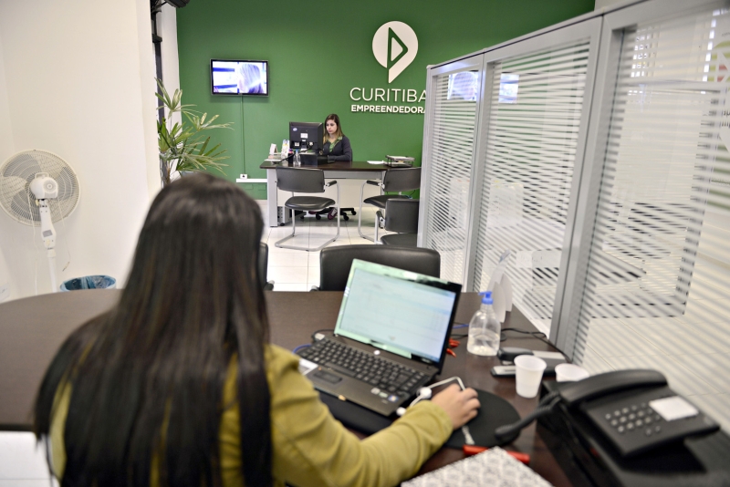 Espaço do empreendedor na Rua da Cidadania do Pinheirinho: orientação para criar empresas | Henry Milléo/ Gazeta do Povo