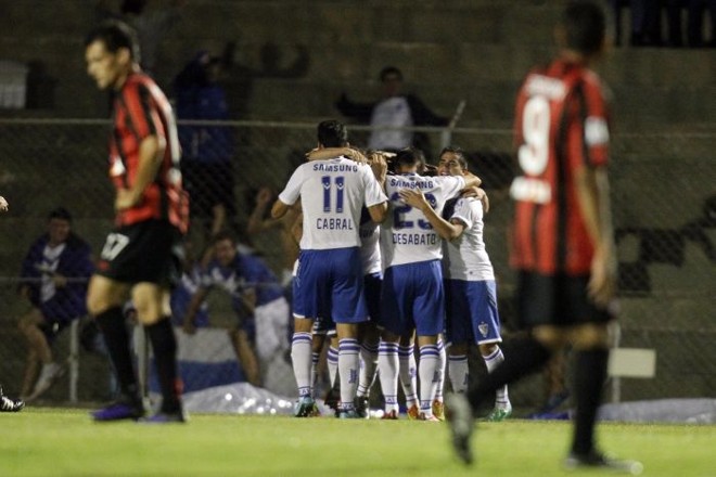 Curta Libertadores -Com a Arena não ficando pronta antes da Copa, o Atlético teve de jogar a Libertadores na Vila Capanema. Após uma classificação dramática nos pênaltis contra o Sporting Cristal, o reformulado Furacão do técnico espanhol Miguel Ángel Portugal confirmou um reforço de impacto para a fase de grupos: Adriano Imperador. A grande esperança atleticana não foi nem um terço do jogador que se consagrou na década passada antes de virar manchete pela indisciplina e escândalos. Adriano acabou se desligando do clube após o time não passar de fase em uma chave que, além do argentino Vélez Sarsfield, possuía o fraco Universitário do Peru e o apenas esforçado The Strongest da Bolívia. Portugal caiu pouco tempo depois. | 