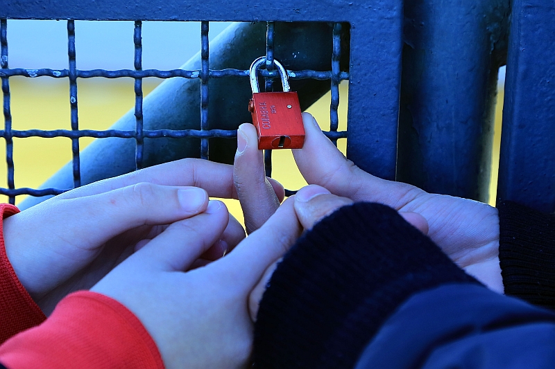 Inspirados em hábito comum em outros lugares do mundo, casais colocam cadeados em ponte do Parque Barigui | Divulgação / Valdecir Galor