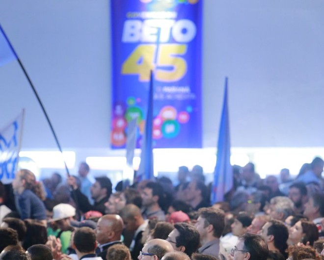 Cartaz com nome e número de Beto Richa foi entendido pela Justiça como propaganda eleitoral antecipada |