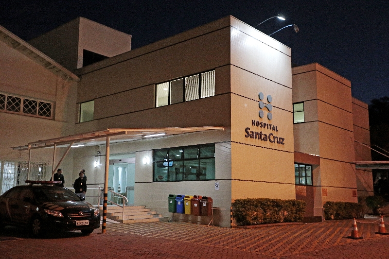 Transferência sob forte escolta policial: doleiro foi levado às pressas para hospital em Curitiba | César Machado / Gazeta do Povo