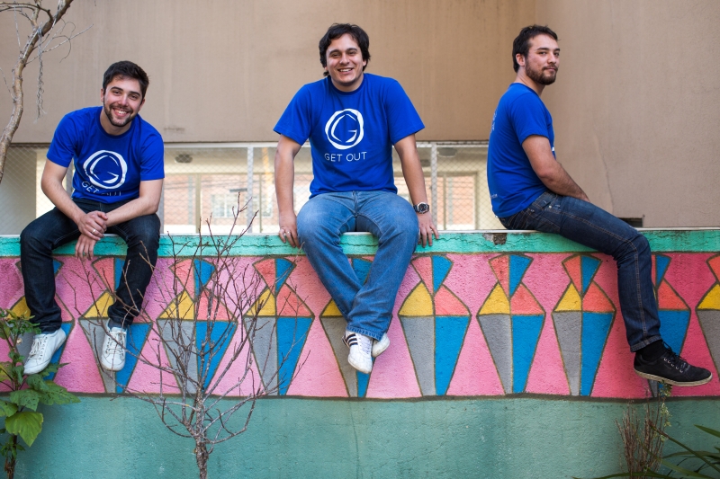 Os sócios Phillippe Santana, Adonis Batista e Lucas Kenji, da Get Out, têm a missão de facilitar a colaboração entre adeptos dos esportes radicais | Brunno Covello/ Gazeta do Povo