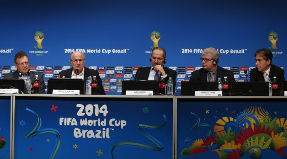 Aldo Rabelo, no centro da coletiva de imprensa sobre o resultado na organização da Copa | Reuters