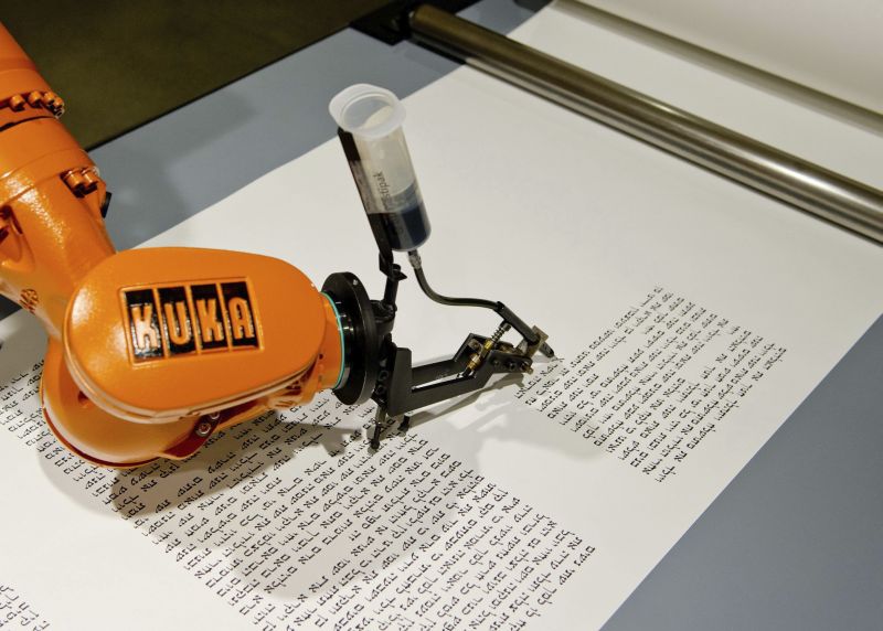 Em 2012, o mesmo robô assumiu a tarefa de transcrever a Bíblia com uma caneta | Daniel Bockwoldt/Efe.