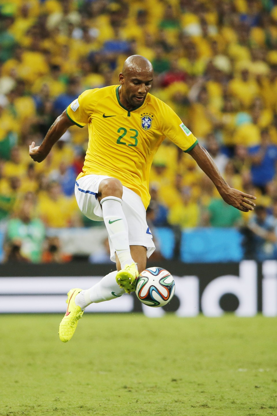 Maicon no jogo contra a Colômbia: time ganhou mais consistência | Albari Rosa/Gazeta do Povo