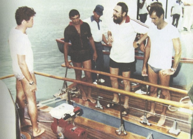 Fidel Castro (ao centro) e Sánchez (à esq.) em lancha, antes de uma pescaria submarina |