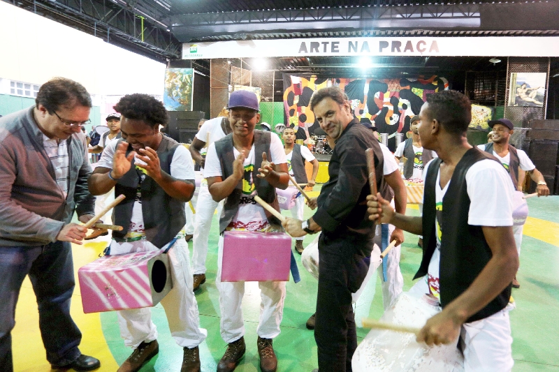 Aécio Neves em campanha em Vigário Geral, no Rio de Janeiro: críticas à presidente Dilma Rousseff e defesa de aeroporto | Orlando Brito / PSDB / Divulgação