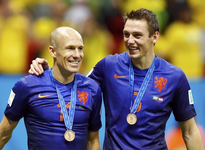 Robben e De Vrij com a medalha de terceiro lugar | Reuters
