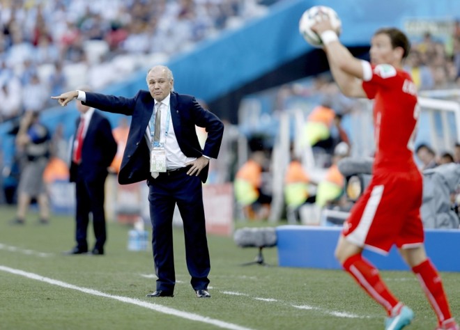 O técnico da Argentina Alejandro Sabella dá instruções aos jogadores durante partida contra a seleção suíça |