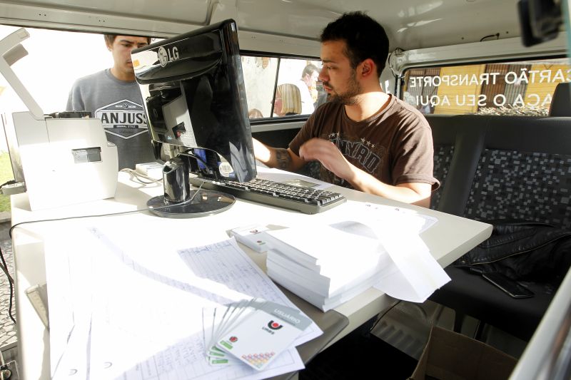 Posto volante da Rua Nestor de castro já emitiu mais de 700 cartões-transporte na primeira semana de funcionamento | Antônio More / Agência de Notícias Gazeta do Povo