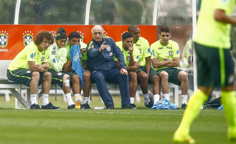 Neymar ficou com uma atadura na perna durante o treino da seleção desta terça | Hugo Harada / Gazeta do Povo