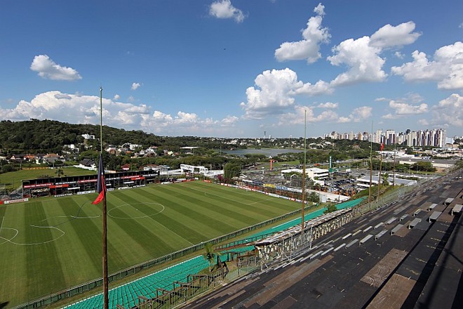 Tubular é preciso -Sem sucesso em Paranaguá, o Atlético decidiu voltar ao Janguito, mas precisou instalar arquibancadas tubulares para que o estádio se adequasse ao regulamento e alcançasse capacidade de 10 mil lugares. Correndo contra o tempo, o clube conseguiu fazer a instalação e obter a liberação dos órgãos competentes. O efeito do retorno à capital foi sentido em campo com o time engrenando na Série B especialmente em casa e conquistando o acesso com a terceira colocação. | 