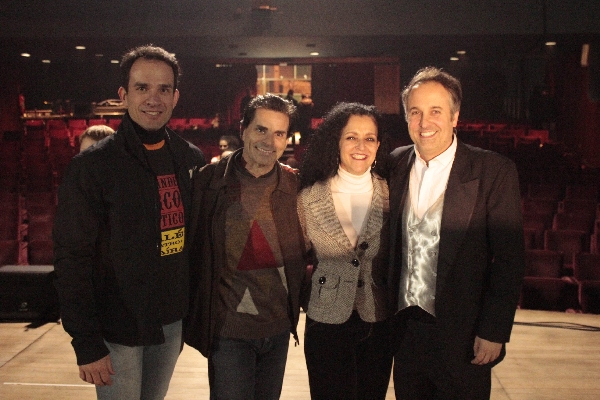 O diretor da Associação de Bailarinos e Apoiadores do Balé Teatro Guaíra(ABABTG), Jorge Schneider (à esq.), o casal de primeiros-bailarinos Wanderley Lopes e Eleonora Greca (ao centro), da montagem original deO Grande Circo Místico, e Rodrigo Fornos, diretor do espetáculo CantandoO Grande Circo Místico, no palco do Guairinha após a última apresentação, no domingo | Rafaela Trincheiras