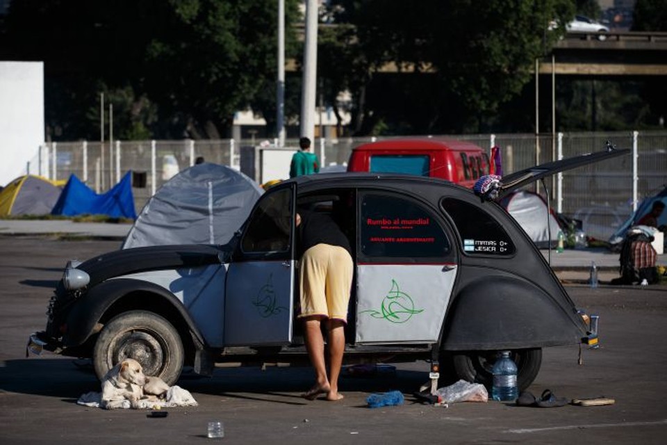 Torcedor ajeita o carro no Sambódromo do Rio para a viagem de volta à Argentina | Daniel Marenco / Folhapress