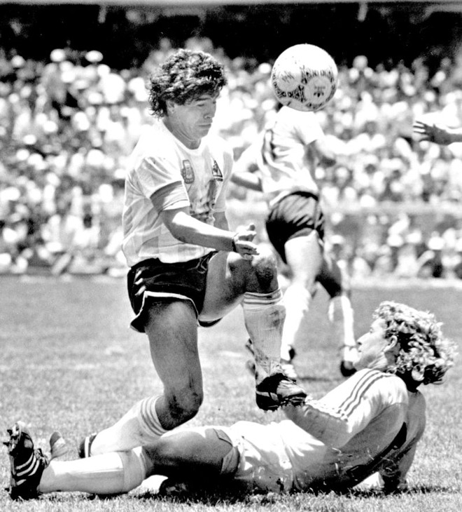 1986 Argentina 3 x 2 Alemanha: A primeira vez que as duas seleções decidiram uma Copa foi no México. Brown, Valdano e Burruchaga marcaram para a Argentina de Maradona, enquanto Rummenigge e Völler descontaram para os alemães. Foi o segundo título mundial da Argentina | 