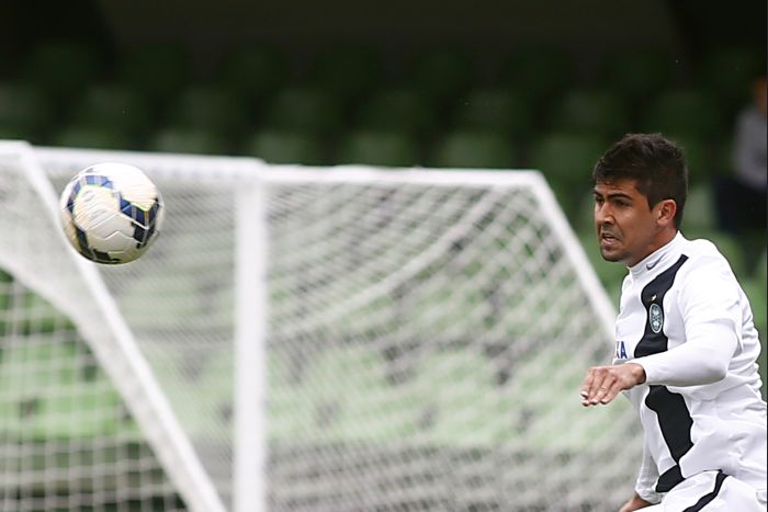 Zagueiro Leandro Almeida reforça que o Coritiba tem de retomar as vitórias no Couto Pereira | Felipe Rosa / Tribuna do Paraná